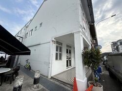 Macpherson Road (D13), Retail #584301011
